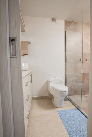 Standard Apartment | Bathroom | Shower, soap, shampoo, toilet paper - Apartamentos Oslo-by Medellin Experience (Medellin)