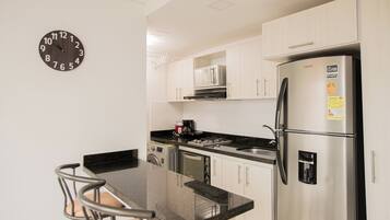 Apartamento estándar | Cocina privada | Frigorífico, microondas, horno y placa de cocina