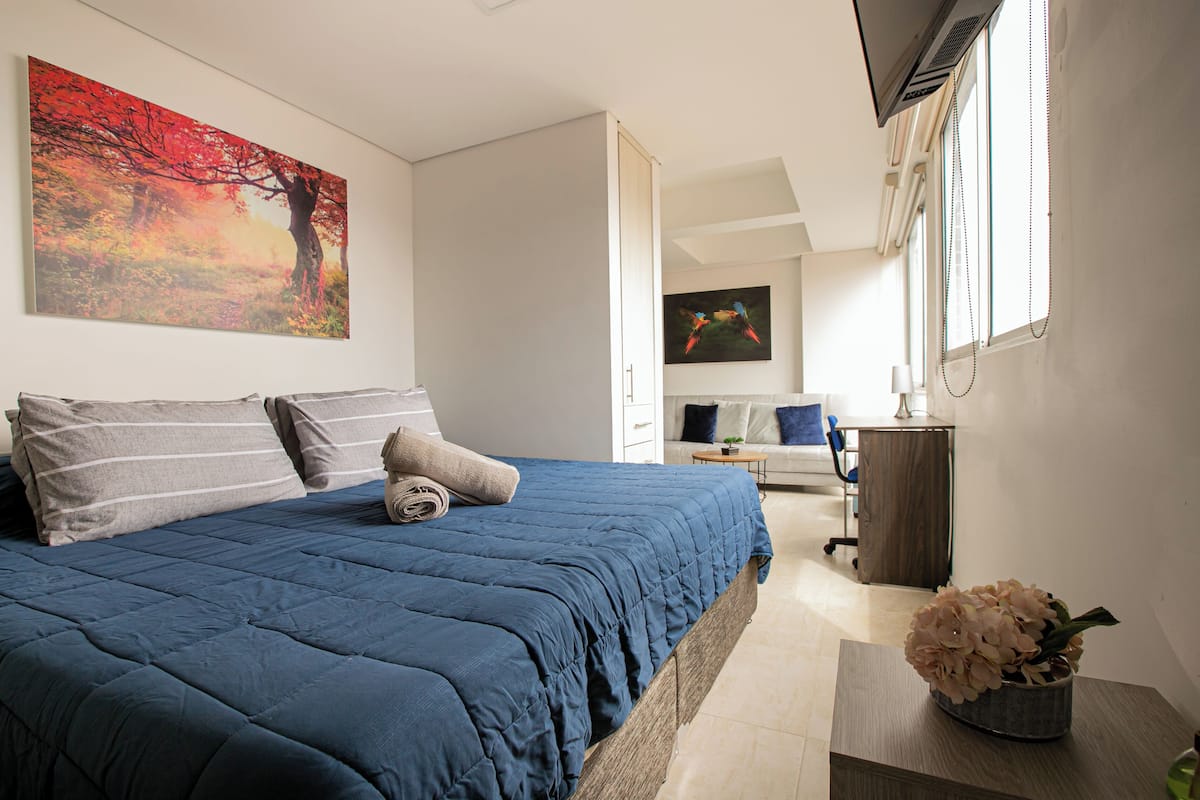 Escritorio, espacio para trabajar con laptop y cortinas blackout