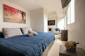 Escritorio, espacio para trabajar con laptop y cortinas blackout