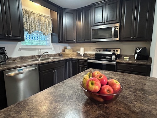 Charming 3-bedroom farm house. Love horses and nature? Nature at its best. 