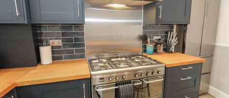 Lave-vaisselle, batterie de cuisine, vaisselle et ustensiles