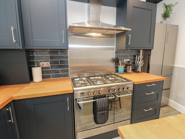 Dishwasher, cookware/dishes/utensils - 11 Bronte Street (Keighley)