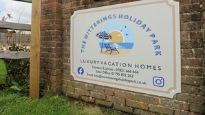 Une enseigne indiquant le parc de vacances de The Witterings et faisant la publicité de résidences de vacances de luxe.