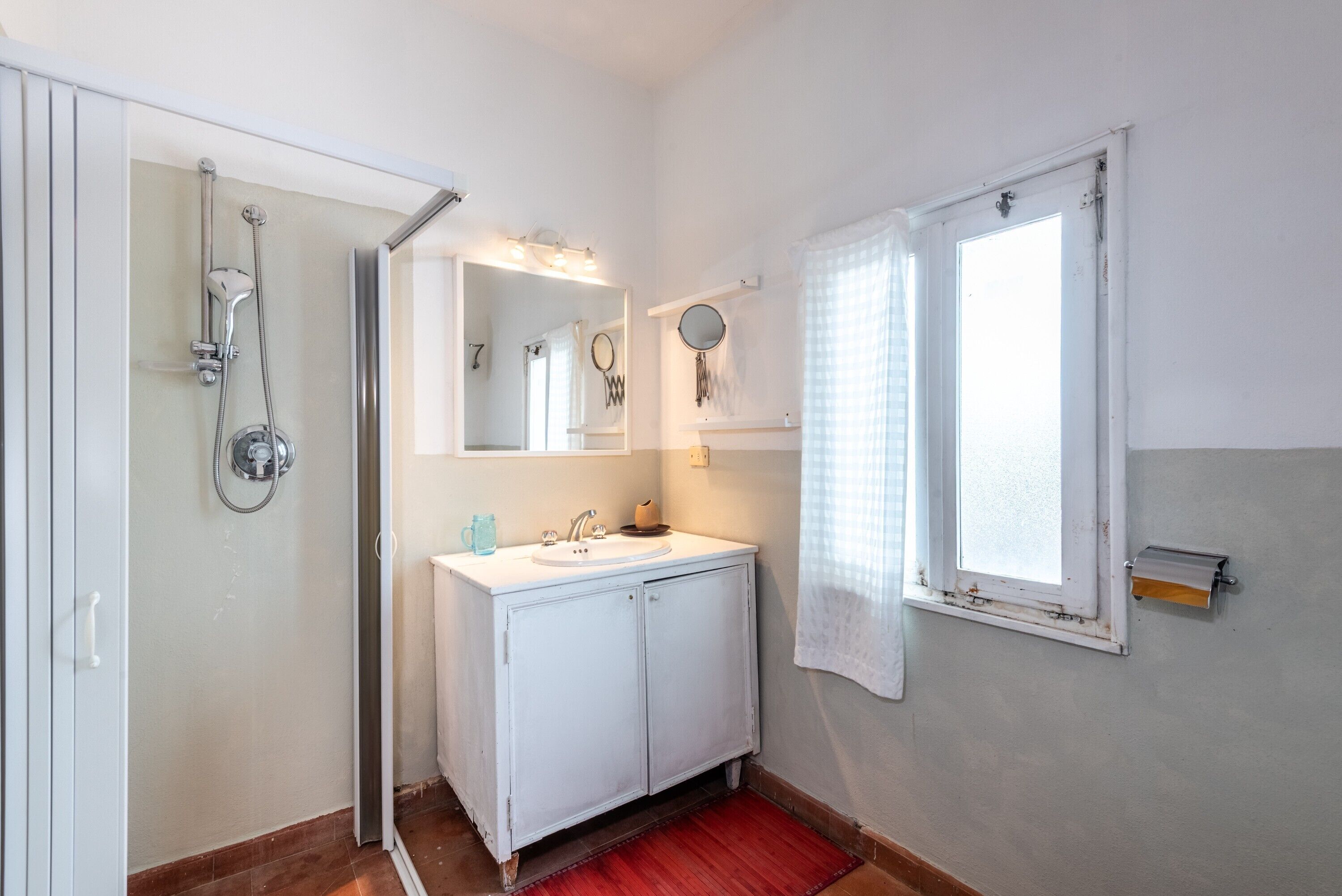 Douche, articles de toilette gratuits, sèche-cheveux