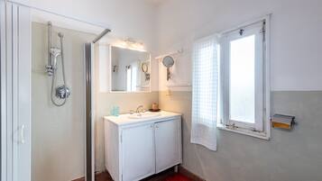 Douche, articles de toilette gratuits, sèche-cheveux