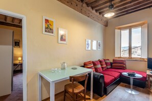 Unclassified image, 2 of 28, button