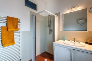 Douche, articles de toilette (gratuits), séchoir à cheveux