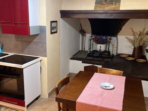 Frigorífico, microondas, placa de cocina y cafetera o tetera