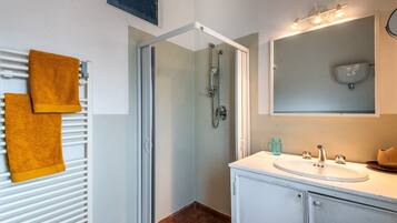 Ducha, artículos de tocador gratuitos, secador de pelo, toallas