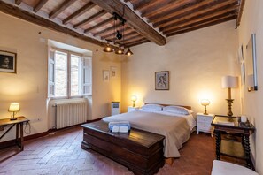 Desk, WiFi, bed sheets - 'Ultimo Piano' Apartment with Shared Pool and Wi-Fi (Vescovado)