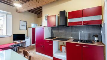 KĂŒhlschrank, Mikrowelle, Herdplatte, Wasserkocher mit Kaffee-/Teezubehör