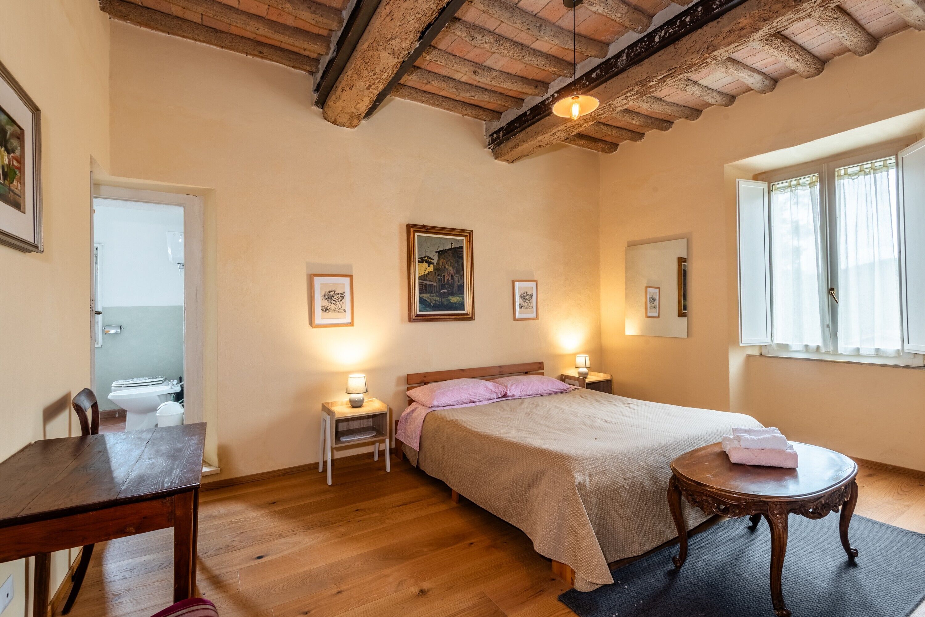 書桌、Wi-Fi、床單