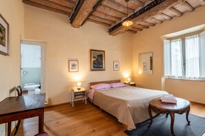 Desk, WiFi, bed sheets