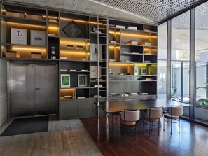 المنشأة من الداخل