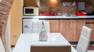 Frigorifero, microonde, piano cottura, macchina per tè/caffè