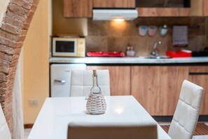 Kühlschrank, Mikrowelle, Herdplatte, Wasserkocher mit Kaffee-/Teezubehör