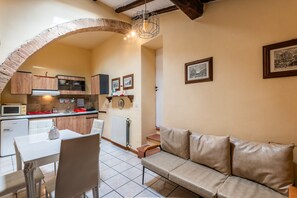 Interior - Apartment 'Glicine - Antiche Dimore' with Shared Pool, Wi-Fi, and Air Conditioning (Siena)