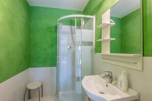 Shower, hair dryer, towels - Apartment 'Glicine - Antiche Dimore' with Shared Pool, Wi-Fi, and Air Conditioning (Siena)