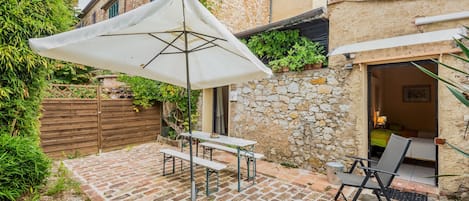 تناول الطعام بالخارج