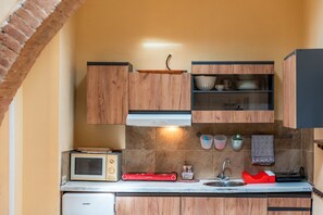 Kühlschrank, Mikrowelle, Herdplatte, Wasserkocher mit Kaffee-/Teezubehör