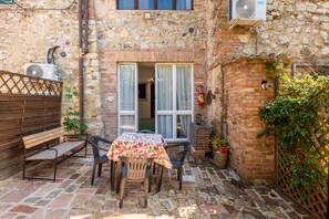 Outdoor dining - Apartment 'Il Caminetto - Antiche Dimore' with Shared Pool, Wi-Fi and Air Conditioning (Siena)