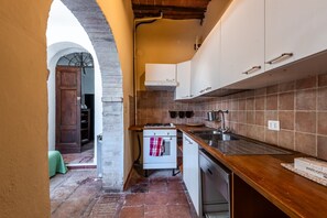 Fridge, microwave, oven, stovetop - Apartment 'Il Caminetto - Antiche Dimore' with Shared Pool, Wi-Fi and Air Conditioning (Siena)
