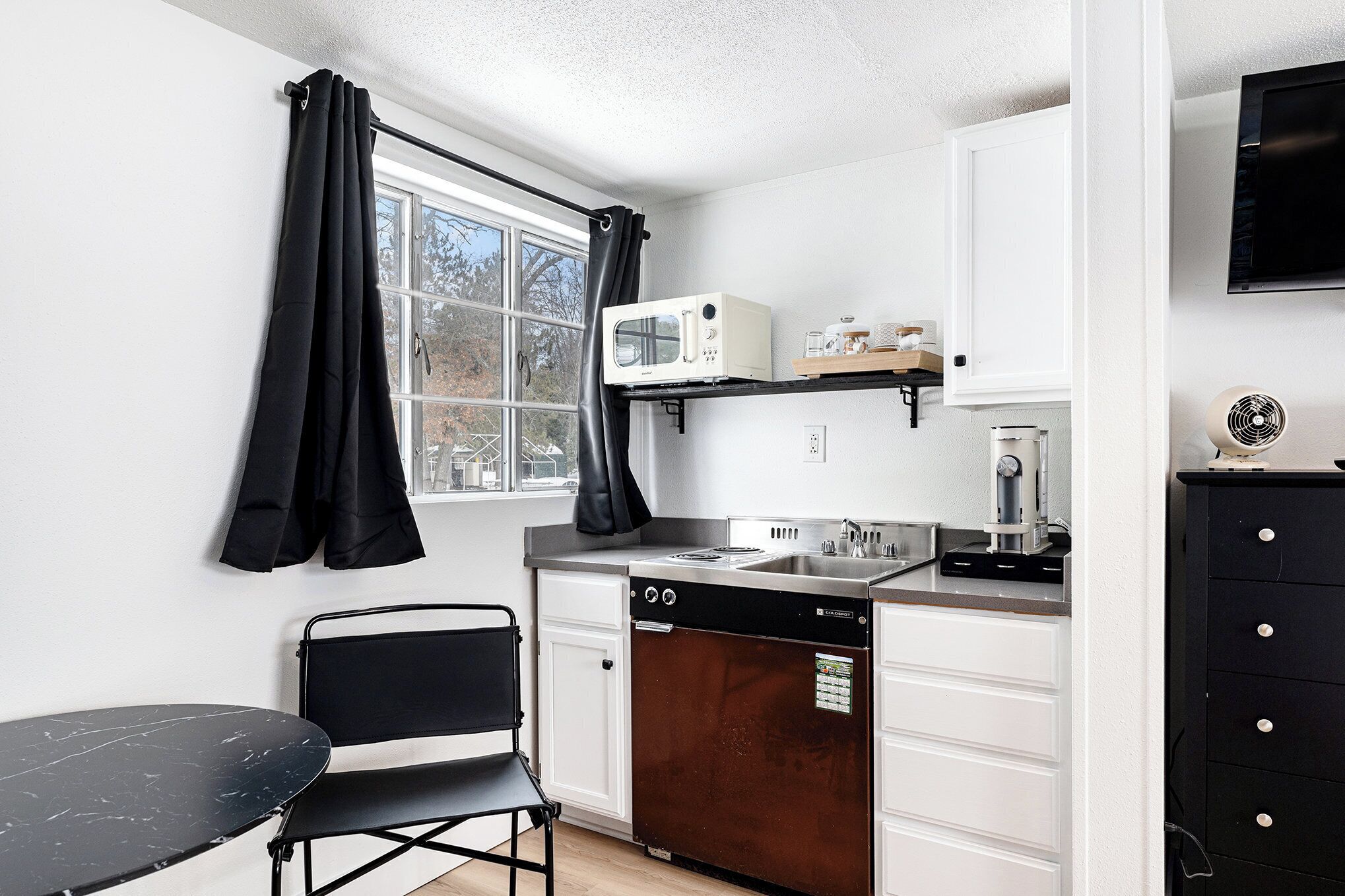 Kjøleskap, mikrobølgeovn, kokeplater og kaffetrakter/tekoker