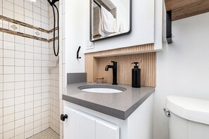 Douche, séchoir à cheveux, serviettes fournies