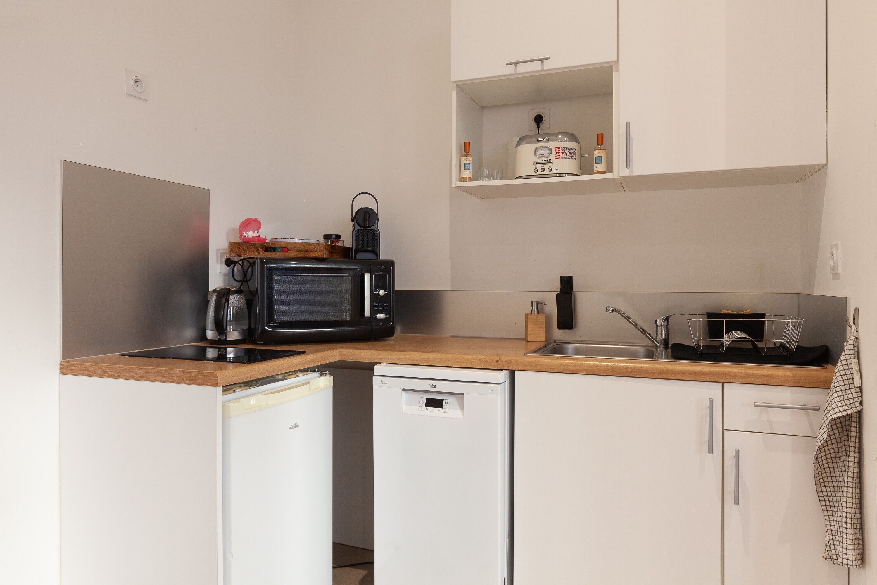 Refrigerador, microondas, horno y parrilla de estufa 