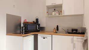 Eine kleine Küche mit Mikrowelle, Toaster und Geschirrspüler.
