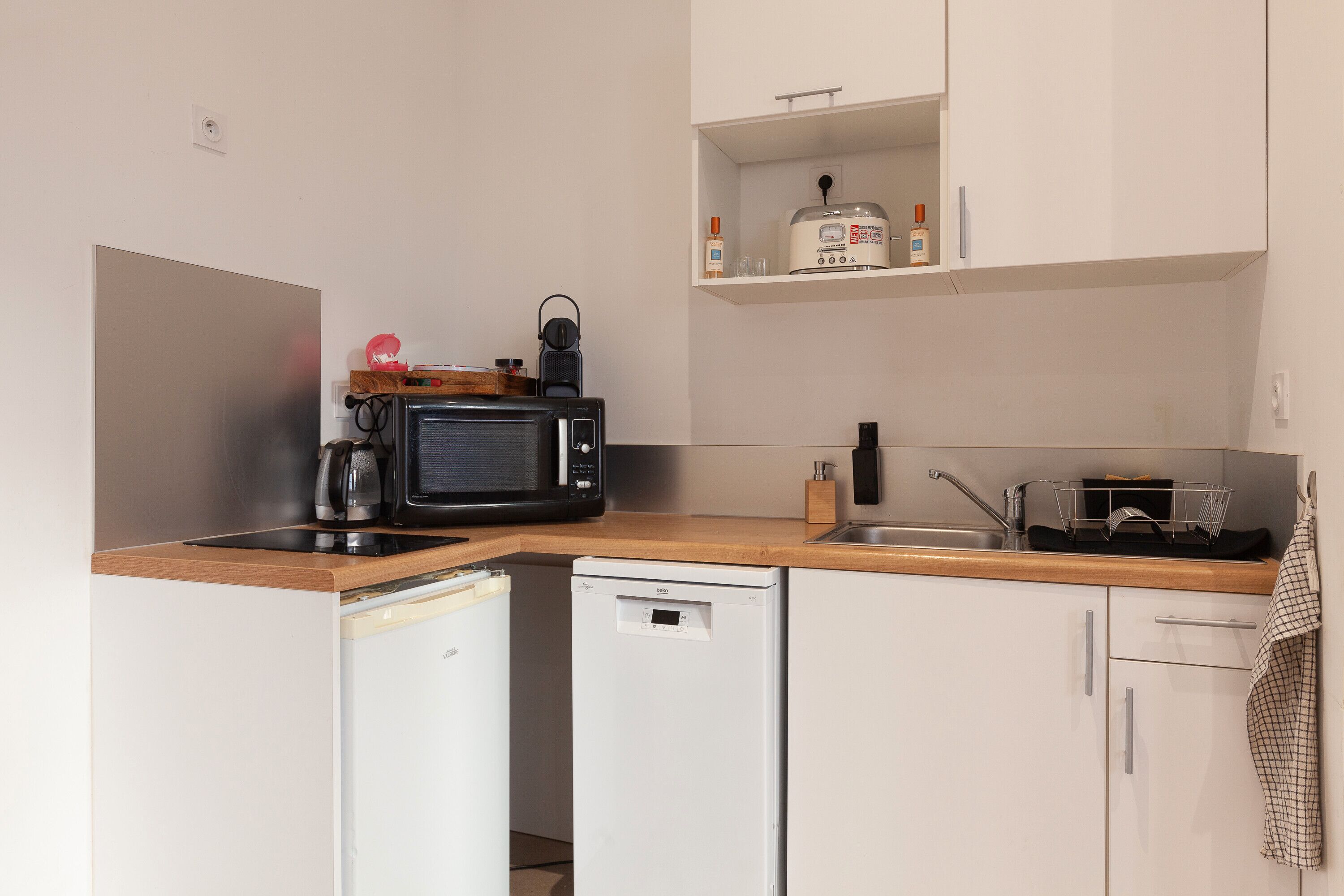 Een koelkast, een microgolfoven, een oven, een kookplaat