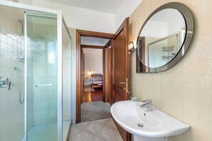 Familienapartment, Mehrere Schlafzimmer (Casa Malpensata) | Badezimmer | Dusche, Bidet, Handtücher, Seife