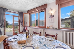 Familienapartment, 2 Schlafzimmer, Mikrowelle (Casa Malpensata: Lake View Garden) | Speisen