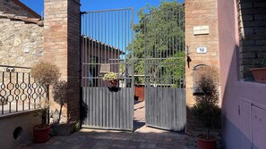 Property grounds - Apartment Noce in the Historic Bishop’s Residences with Shared Pool, Wi-Fi, and AC (Siena)