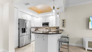 Refrigerador, microondas, horno, placa de cocina