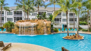 Una piscina al aire libre, una piscina climatizada