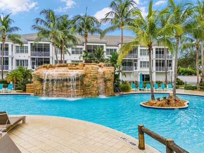 Tranquil 2-bedroom condo, resort pool,2 miles to beach
