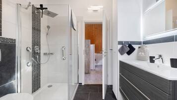 Dusche, Haartrockner, Handtücher