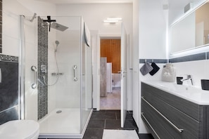Shower, hair dryer, towels - Apartment 'Bergliebe' with Mountain View and Wi-Fi (Bitz)