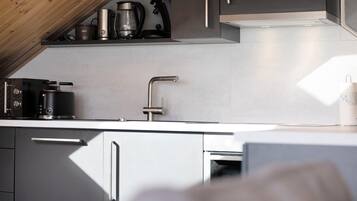 Kylskåp, mikrovågsugn, ugn och spishäll