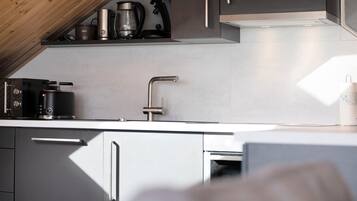 Frigorífico, microondas, horno y placa de cocina