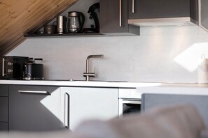 Jääkaappi, mikroaaltouuni, uuni, liesi