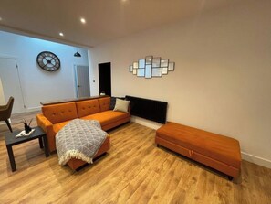 Una televisión, libros, una videoteca, un reproductor estéreo