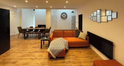 ELEVATED ESCAPE - 3 bedroom house with rooftop terrace,sauna,hot tub&cinema room