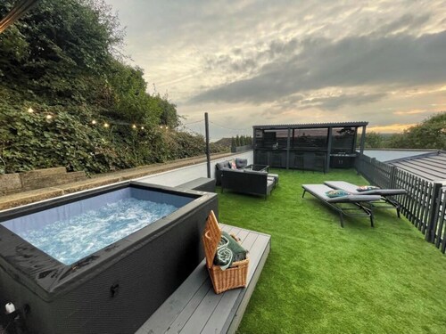 ELEVATED ESCAPE - 3 bedroom house with rooftop terrace,sauna,hot tub&cinema room