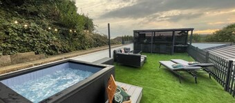 ELEVATED ESCAPE - 3 bedroom house with rooftop terrace,sauna,hot tub&cinema room