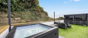 ELEVATED ESCAPE - 3 bedroom house with rooftop terrace,sauna,hot tub&cinema room