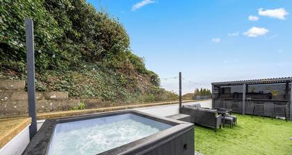 ELEVATED ESCAPE - 3 bedroom house with rooftop terrace,sauna,hot tub&cinema room