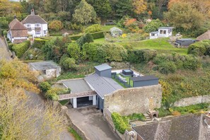 Exterior - ELEVATED ESCAPE - 3 bedroom house with rooftop terrace,sauna,hot tub&cinema room (Hythe)